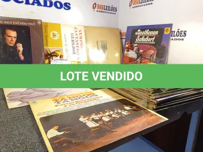 LOTE 522 - 01 LOTE COM DIVERSOS DISCOS DE VINIL. (NO ESTADO) ATENÇÃO! FAZER A VISITAÇÃO ANTES DE ARREMATAR, NÃO SABEMOS SE FUNCIONA. LEILÃO NÃO TEM GARANTIA E NEM DEVOLUÇÃO, SUJEITO A POSSÍVEIS AVARIAS VISÍVEIS/OCULTAS E/OU AUSÊNCIA DE COMPONENTES.