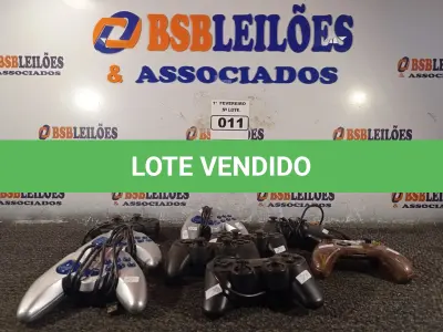 LOTE 011 - 01 LOTE COM VÁRIOS CONTROLES PARA VIDEOGAME MARCAS E MODELOS DIVERSOS. (NO ESTADO) ATENÇÃO! FAZER A VISITAÇÃO ANTES DE ARREMATAR, NÃO SABEMOS SE FUNCIONA. LEILÃO NÃO TEM GARANTIA E NEM DEVOLUÇÃO, SUJEITO A POSSÍVEIS AVARIAS VISÍVEIS/OCULTAS E/OU AUSÊNCIA DE COMPONENTES.