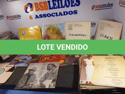 LOTE 524 - 01 LOTE COM DIVERSOS DISCOS DE VINIL. (NO ESTADO) ATENÇÃO! FAZER A VISITAÇÃO ANTES DE ARREMATAR, NÃO SABEMOS SE FUNCIONA. LEILÃO NÃO TEM GARANTIA E NEM DEVOLUÇÃO, SUJEITO A POSSÍVEIS AVARIAS VISÍVEIS/OCULTAS E/OU AUSÊNCIA DE COMPONENTES.