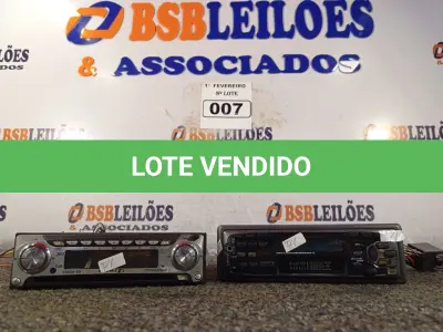 LOTE 007 - 02 APARELHOS DE SOM AUTOMOTIVO. (NO ESTADO) ATENÇÃO! FAZER A VISITAÇÃO ANTES DE ARREMATAR, NÃO SABEMOS SE FUNCIONA. LEILÃO NÃO TEM GARANTIA E NEM DEVOLUÇÃO, SUJEITO A POSSÍVEIS AVARIAS VISÍVEIS/OCULTAS E/OU AUSÊNCIA DE COMPONENTES.