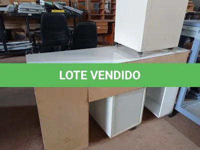 LOTE 493 - 01 MESA PARA COMPUTADOR, 01 GAVETEIRO COM 03 PORTAS E 01 GAVETEIRO COM 02 PORTAS. (NO ESTADO) ATENÇÃO! FAZER A VISITAÇÃO ANTES DE ARREMATAR, NÃO SABEMOS SE FUNCIONA. LEILÃO NÃO TEM GARANTIA E NEM DEVOLUÇÃO, SUJEITO A POSSÍVEIS AVARIAS VISÍVEIS/OCULTAS E/OU AUSÊNCIA DE COMPONENTES.