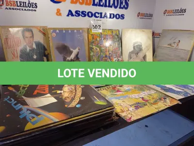 LOTE 502 - 01 LOTE COM DIVERSOS DISCOS DE VINIL. (NO ESTADO) ATENÇÃO! FAZER A VISITAÇÃO ANTES DE ARREMATAR, NÃO SABEMOS SE FUNCIONA. LEILÃO NÃO TEM GARANTIA E NEM DEVOLUÇÃO, SUJEITO A POSSÍVEIS AVARIAS VISÍVEIS/OCULTAS E/OU AUSÊNCIA DE COMPONENTES.