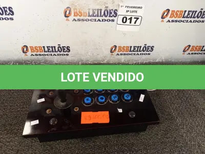 LOTE 017 - 01 CONTROLE PARA JOGOS ARCADE. (NO ESTADO) ATENÇÃO! FAZER A VISITAÇÃO ANTES DE ARREMATAR, NÃO SABEMOS SE FUNCIONA. LEILÃO NÃO TEM GARANTIA E NEM DEVOLUÇÃO, SUJEITO A POSSÍVEIS AVARIAS VISÍVEIS/OCULTAS E/OU AUSÊNCIA DE COMPONENTES.