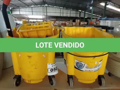 LOTE 050 - 02 CARRINHOS DE LIMPEZA INCOMPLETOS.  (NO ESTADO) ATENÇÃO! FAZER A VISITAÇÃO ANTES DE ARREMATAR, NÃO SABEMOS SE FUNCIONA. LEILÃO NÃO TEM GARANTIA E NEM DEVOLUÇÃO, SUJEITO A POSSÍVEIS AVARIAS VISÍVEIS/OCULTAS E/OU AUSÊNCIA DE COMPONENTES.