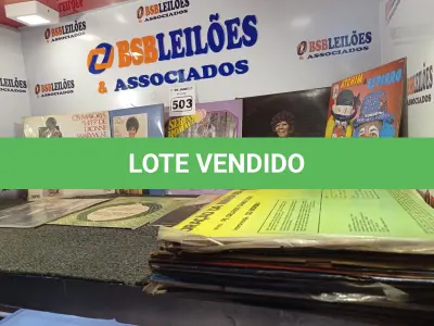 LOTE 503 - 01 LOTE COM DIVERSOS DISCOS DE VINIL. (NO ESTADO) ATENÇÃO! FAZER A VISITAÇÃO ANTES DE ARREMATAR, NÃO SABEMOS SE FUNCIONA. LEILÃO NÃO TEM GARANTIA E NEM DEVOLUÇÃO, SUJEITO A POSSÍVEIS AVARIAS VISÍVEIS/OCULTAS E/OU AUSÊNCIA DE COMPONENTES.