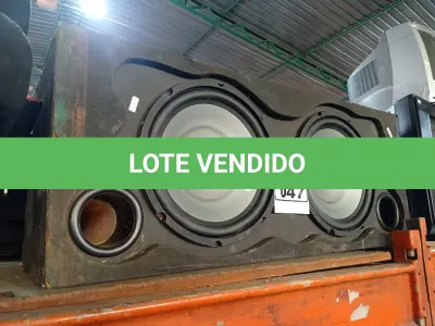 LOTE 047 - 01 CAIXA DE GRAVES COM 02 ALTO-FALANTES. (NO ESTADO) ATENÇÃO! FAZER A VISITAÇÃO ANTES DE ARREMATAR, NÃO SABEMOS SE FUNCIONA. LEILÃO NÃO TEM GARANTIA E NEM DEVOLUÇÃO, SUJEITO A POSSÍVEIS AVARIAS VISÍVEIS/OCULTAS E/OU AUSÊNCIA DE COMPONENTES.