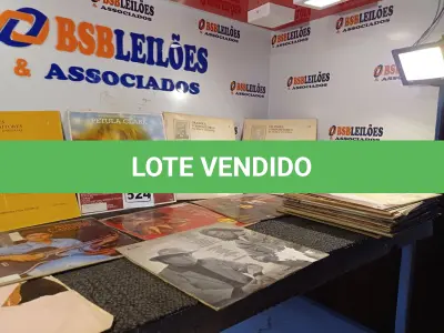 LOTE 524 - 01 LOTE COM DIVERSOS DISCOS DE VINIL. (NO ESTADO) ATENÇÃO! FAZER A VISITAÇÃO ANTES DE ARREMATAR, NÃO SABEMOS SE FUNCIONA. LEILÃO NÃO TEM GARANTIA E NEM DEVOLUÇÃO, SUJEITO A POSSÍVEIS AVARIAS VISÍVEIS/OCULTAS E/OU AUSÊNCIA DE COMPONENTES.