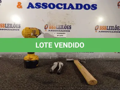 LOTE 003 - 01 PARAFUSADEIRA, 01 ALICATE DE CORTE E 01 MARTELO. (NO ESTADO) ATENÇÃO! FAZER A VISITAÇÃO ANTES DE ARREMATAR, NÃO SABEMOS SE FUNCIONA. LEILÃO NÃO TEM GARANTIA E NEM DEVOLUÇÃO, SUJEITO A POSSÍVEIS AVARIAS VISÍVEIS/OCULTAS E/OU AUSÊNCIA DE COMPONENTES.