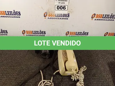 LOTE 006 - 01 TELEFONE ANTIGO E 01 CÂMERA FOTOGRÁFICA. (NO ESTADO) ATENÇÃO! FAZER A VISITAÇÃO ANTES DE ARREMATAR, NÃO SABEMOS SE FUNCIONA. LEILÃO NÃO TEM GARANTIA E NEM DEVOLUÇÃO, SUJEITO A POSSÍVEIS AVARIAS VISÍVEIS/OCULTAS E/OU AUSÊNCIA DE COMPONENTES.