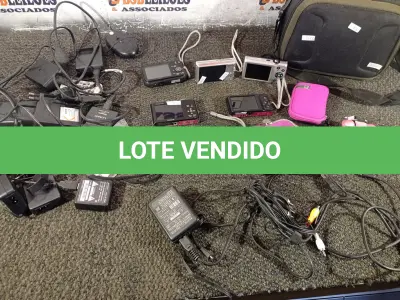 LOTE 001 - 01 LOTE COM VÁRIAS CÂMERAS FOTOGRÁFICAS MARCAS E MODELOS DIVERSOS. (NO ESTADO) ATENÇÃO! FAZER A VISITAÇÃO ANTES DE ARREMATAR, NÃO SABEMOS SE FUNCIONA. LEILÃO NÃO TEM GARANTIA E NEM DEVOLUÇÃO, SUJEITO A POSSÍVEIS AVARIAS VISÍVEIS/OCULTAS E/OU AUSÊNCIA DE COMPONENTES.