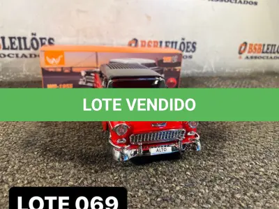 LOTE 069 - 01 CARRINHO DE SOM RETRO BLUETOOTH E RADIO EMBUTIDO NA COR VERMELHA ( NOVO ) ( NO ESTADO )