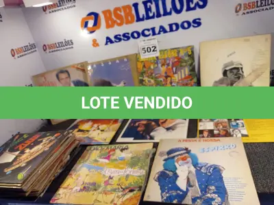 LOTE 502 - 01 LOTE COM DIVERSOS DISCOS DE VINIL. (NO ESTADO) ATENÇÃO! FAZER A VISITAÇÃO ANTES DE ARREMATAR, NÃO SABEMOS SE FUNCIONA. LEILÃO NÃO TEM GARANTIA E NEM DEVOLUÇÃO, SUJEITO A POSSÍVEIS AVARIAS VISÍVEIS/OCULTAS E/OU AUSÊNCIA DE COMPONENTES.