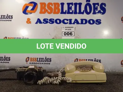 LOTE 006 - 01 TELEFONE ANTIGO E 01 CÂMERA FOTOGRÁFICA. (NO ESTADO) ATENÇÃO! FAZER A VISITAÇÃO ANTES DE ARREMATAR, NÃO SABEMOS SE FUNCIONA. LEILÃO NÃO TEM GARANTIA E NEM DEVOLUÇÃO, SUJEITO A POSSÍVEIS AVARIAS VISÍVEIS/OCULTAS E/OU AUSÊNCIA DE COMPONENTES.