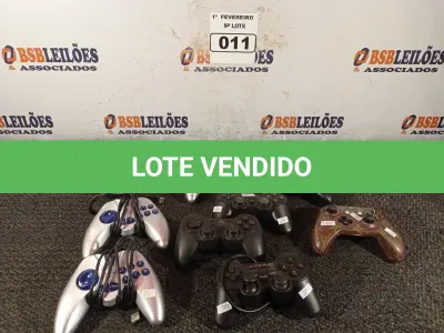LOTE 011 - 01 LOTE COM VÁRIOS CONTROLES PARA VIDEOGAME MARCAS E MODELOS DIVERSOS. (NO ESTADO) ATENÇÃO! FAZER A VISITAÇÃO ANTES DE ARREMATAR, NÃO SABEMOS SE FUNCIONA. LEILÃO NÃO TEM GARANTIA E NEM DEVOLUÇÃO, SUJEITO A POSSÍVEIS AVARIAS VISÍVEIS/OCULTAS E/OU AUSÊNCIA DE COMPONENTES.