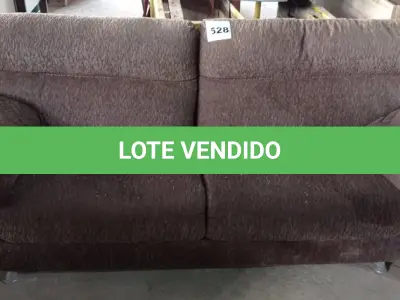 LOTE 528 - 01 SOFÁ EM TECIDO NA COR MARROM. (NO ESTADO) ATENÇÃO! FAZER A VISITAÇÃO ANTES DE ARREMATAR, NÃO SABEMOS SE FUNCIONA. LEILÃO NÃO TEM GARANTIA E NEM DEVOLUÇÃO, SUJEITO A POSSÍVEIS AVARIAS VISÍVEIS/OCULTAS E/OU AUSÊNCIA DE COMPONENTES.