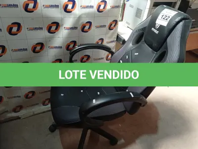LOTE 122 - 01 CADEIRA GAMER. (NO ESTADO) ATENÇÃO! FAZER A VISITAÇÃO ANTES DE ARREMATAR, NÃO SABEMOS SE FUNCIONA. LEILÃO NÃO TEM GARANTIA E NEM DEVOLUÇÃO, SUJEITO A POSSÍVEIS AVARIAS VISÍVEIS/OCULTAS E/OU AUSÊNCIA DE COMPONENTES.