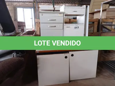 LOTE 517 - 01 ARMÁRIO BAIXO, 02 GAVETEIROS E 01 CARRINHO COM BANDEJA ELEVATÓRIA. (NO ESTADO) ATENÇÃO! FAZER A VISITAÇÃO ANTES DE ARREMATAR, NÃO SABEMOS SE FUNCIONA. LEILÃO NÃO TEM GARANTIA E NEM DEVOLUÇÃO, SUJEITO A POSSÍVEIS AVARIAS VISÍVEIS/OCULTAS E/OU AUSÊNCIA DE COMPONENTES.