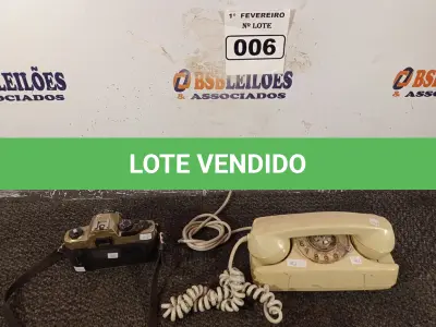 LOTE 006 - 01 TELEFONE ANTIGO E 01 CÂMERA FOTOGRÁFICA. (NO ESTADO) ATENÇÃO! FAZER A VISITAÇÃO ANTES DE ARREMATAR, NÃO SABEMOS SE FUNCIONA. LEILÃO NÃO TEM GARANTIA E NEM DEVOLUÇÃO, SUJEITO A POSSÍVEIS AVARIAS VISÍVEIS/OCULTAS E/OU AUSÊNCIA DE COMPONENTES.
