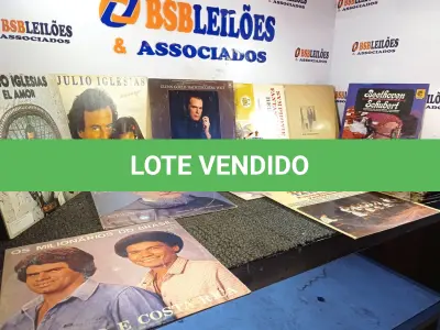 LOTE 522 - 01 LOTE COM DIVERSOS DISCOS DE VINIL. (NO ESTADO) ATENÇÃO! FAZER A VISITAÇÃO ANTES DE ARREMATAR, NÃO SABEMOS SE FUNCIONA. LEILÃO NÃO TEM GARANTIA E NEM DEVOLUÇÃO, SUJEITO A POSSÍVEIS AVARIAS VISÍVEIS/OCULTAS E/OU AUSÊNCIA DE COMPONENTES.