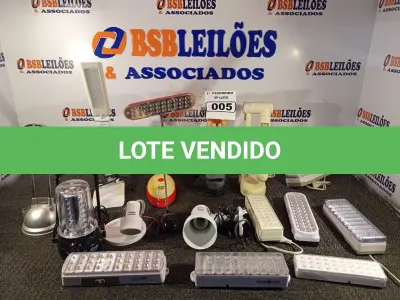 LOTE 005 - 01 LOTE COM VÁRIAS LUMINÁRIAS MARCAS E MODELOS DIVERSOS. (NO ESTADO) ATENÇÃO! FAZER A VISITAÇÃO ANTES DE ARREMATAR, NÃO SABEMOS SE FUNCIONA. LEILÃO NÃO TEM GARANTIA E NEM DEVOLUÇÃO, SUJEITO A POSSÍVEIS AVARIAS VISÍVEIS/OCULTAS E/OU AUSÊNCIA DE COMPONENTES.