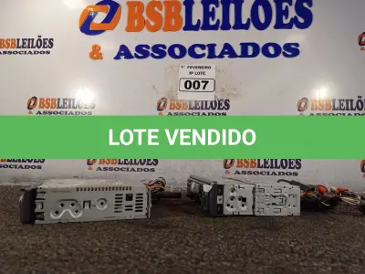LOTE 007 - 02 APARELHOS DE SOM AUTOMOTIVO. (NO ESTADO) ATENÇÃO! FAZER A VISITAÇÃO ANTES DE ARREMATAR, NÃO SABEMOS SE FUNCIONA. LEILÃO NÃO TEM GARANTIA E NEM DEVOLUÇÃO, SUJEITO A POSSÍVEIS AVARIAS VISÍVEIS/OCULTAS E/OU AUSÊNCIA DE COMPONENTES.