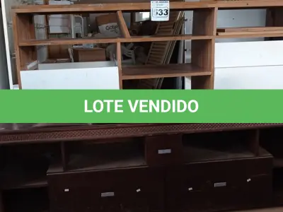 LOTE 533 - 02 RACK’S BAIXOS EM MADEIRA COM RODINHAS. (NO ESTADO) ATENÇÃO! FAZER A VISITAÇÃO ANTES DE ARREMATAR, NÃO SABEMOS SE FUNCIONA. LEILÃO NÃO TEM GARANTIA E NEM DEVOLUÇÃO, SUJEITO A POSSÍVEIS AVARIAS VISÍVEIS/OCULTAS E/OU AUSÊNCIA DE COMPONENTES.