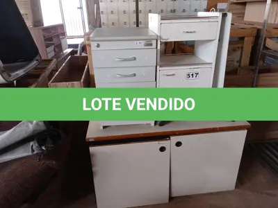 LOTE 517 - 01 ARMÁRIO BAIXO, 02 GAVETEIROS E 01 CARRINHO COM BANDEJA ELEVATÓRIA. (NO ESTADO) ATENÇÃO! FAZER A VISITAÇÃO ANTES DE ARREMATAR, NÃO SABEMOS SE FUNCIONA. LEILÃO NÃO TEM GARANTIA E NEM DEVOLUÇÃO, SUJEITO A POSSÍVEIS AVARIAS VISÍVEIS/OCULTAS E/OU AUSÊNCIA DE COMPONENTES.