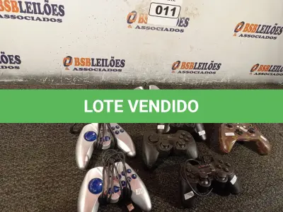 LOTE 011 - 01 LOTE COM VÁRIOS CONTROLES PARA VIDEOGAME MARCAS E MODELOS DIVERSOS. (NO ESTADO) ATENÇÃO! FAZER A VISITAÇÃO ANTES DE ARREMATAR, NÃO SABEMOS SE FUNCIONA. LEILÃO NÃO TEM GARANTIA E NEM DEVOLUÇÃO, SUJEITO A POSSÍVEIS AVARIAS VISÍVEIS/OCULTAS E/OU AUSÊNCIA DE COMPONENTES.