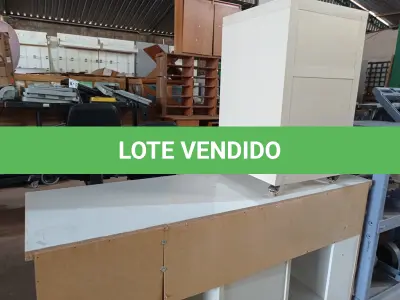 LOTE 493 - 01 MESA PARA COMPUTADOR, 01 GAVETEIRO COM 03 PORTAS E 01 GAVETEIRO COM 02 PORTAS. (NO ESTADO) ATENÇÃO! FAZER A VISITAÇÃO ANTES DE ARREMATAR, NÃO SABEMOS SE FUNCIONA. LEILÃO NÃO TEM GARANTIA E NEM DEVOLUÇÃO, SUJEITO A POSSÍVEIS AVARIAS VISÍVEIS/OCULTAS E/OU AUSÊNCIA DE COMPONENTES.
