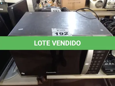 LOTE 192 - 01 MICRO-ONDAS MARCA PANASONIC. (NO ESTADO) ATENÇÃO! FAZER A VISITAÇÃO ANTES DE ARREMATAR, NÃO SABEMOS SE FUNCIONA. LEILÃO NÃO TEM GARANTIA E NEM DEVOLUÇÃO, SUJEITO A POSSÍVEIS AVARIAS VISÍVEIS/OCULTAS E/OU AUSÊNCIA DE COMPONENTES.