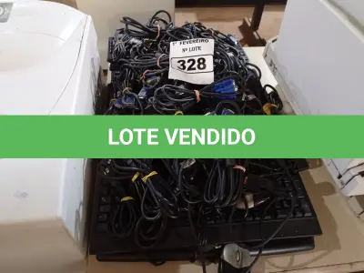 LOTE 328 - 01 LOTE COM VÁRIOS TECLADOS, CABOS DE FORÇA, MOUSES E CABOS DE VÍDEO MARCAS E MODELOS DIVERSOS. (NO ESTADO) ATENÇÃO! FAZER A VISITAÇÃO ANTES DE ARREMATAR, NÃO SABEMOS SE FUNCIONA. LEILÃO NÃO TEM GARANTIA E NEM DEVOLUÇÃO, SUJEITO A POSSÍVEIS AVARIAS VISÍVEIS/OCULTAS E/OU AUSÊNCIA DE COMPONENTES.