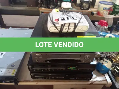 LOTE 213 - 08 APARELHOS DE DVD E 04 VÍDEOS CASSETES MARCAS E MODELOS DIVERSOS. (NO ESTADO) ATENÇÃO! FAZER A VISITAÇÃO ANTES DE ARREMATAR, NÃO SABEMOS SE FUNCIONA. LEILÃO NÃO TEM GARANTIA E NEM DEVOLUÇÃO, SUJEITO A POSSÍVEIS AVARIAS VISÍVEIS/OCULTAS E/OU AUSÊNCIA DE COMPONENTES.
