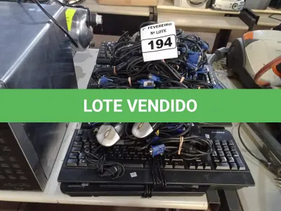 LOTE 194 - 01 LOTE COM VÁRIOS TECLADOS, CABOS DE FORÇA, MOUSES E CABOS DE VÍDEO MARCAS E MODELOS DIVERSOS. (NO ESTADO) ATENÇÃO! FAZER A VISITAÇÃO ANTES DE ARREMATAR, NÃO SABEMOS SE FUNCIONA. LEILÃO NÃO TEM GARANTIA E NEM DEVOLUÇÃO, SUJEITO A POSSÍVEIS AVARIAS VISÍVEIS/OCULTAS E/OU AUSÊNCIA DE COMPONENTES.