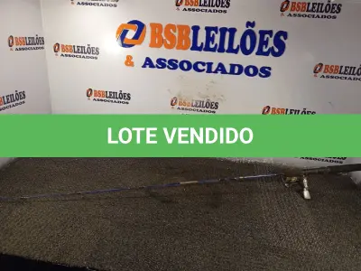 LOTE 281 - 01 VARA DE PESCA COM MOLINETE. (NO ESTADO) ATENÇÃO! FAZER A VISITAÇÃO ANTES DE ARREMATAR, NÃO SABEMOS SE FUNCIONA. LEILÃO NÃO TEM GARANTIA E NEM DEVOLUÇÃO, SUJEITO A POSSÍVEIS AVARIAS VISÍVEIS/OCULTAS E/OU AUSÊNCIA DE COMPONENTES.