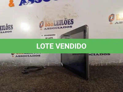 LOTE 266 - 01 TABLET SAMSUNG TAB 2 TELA 10.1” COM CABO. (NO ESTADO) ATENÇÃO! FAZER A VISITAÇÃO ANTES DE ARREMATAR, NÃO SABEMOS SE FUNCIONA. LEILÃO NÃO TEM GARANTIA E NEM DEVOLUÇÃO, SUJEITO A POSSÍVEIS AVARIAS VISÍVEIS/OCULTAS E/OU AUSÊNCIA DE COMPONENTES.