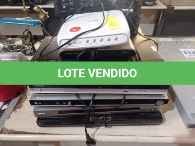 LOTE 213 - 08 APARELHOS DE DVD E 04 VÍDEOS CASSETES MARCAS E MODELOS DIVERSOS. (NO ESTADO) ATENÇÃO! FAZER A VISITAÇÃO ANTES DE ARREMATAR, NÃO SABEMOS SE FUNCIONA. LEILÃO NÃO TEM GARANTIA E NEM DEVOLUÇÃO, SUJEITO A POSSÍVEIS AVARIAS VISÍVEIS/OCULTAS E/OU AUSÊNCIA DE COMPONENTES.