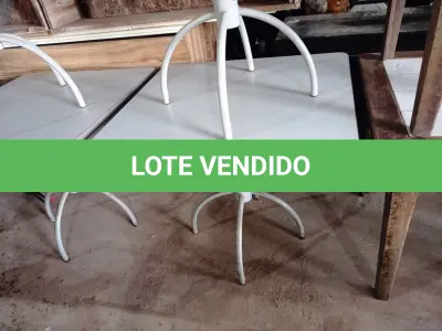 LOTE 044 - 03 MESAS COM TAMPO DE MADEIRAS E PÉS DE FERRO MEDINDO 90CMX90CM. (NO ESTADO, NÃO SABEMOS SE FUNCIONA. LEILÃO NÃO TEM GARANTIA E NEM DEVOLUÇÃO).