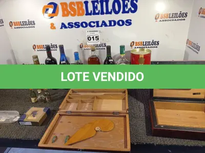 LOTE 015 - 01 LOTE COM GARRAFAS PARA DECORAÇÃO, CAIXA CLIMATIZADA PARA CHARUTOS (NO ESTADO, NÃO SABEMOS SE FUNCIONA. LEILÃO NÃO TEM GARANTIA E NEM DEVOLUÇÃO).