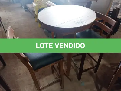 LOTE 034 - 01 MESA BISTRÔ EM MADEIRA COM 02 BANQUETAS E ACENTO ESTOFADO. (NO ESTADO, NÃO SABEMOS SE FUNCIONA. LEILÃO NÃO TEM GARANTIA E NEM DEVOLUÇÃO).