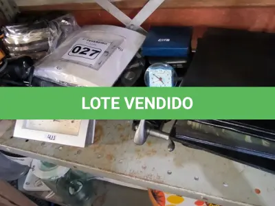 LOTE 027 - 01 LOTE COM SECADORES DE CABELO , FERRO DE PASSAR ROUPAR E RELÓGIOS (NO ESTADO, NÃO SABEMOS SE FUNCIONA. LEILÃO NÃO TEM GARANTIA E NEM DEVOLUÇÃO).