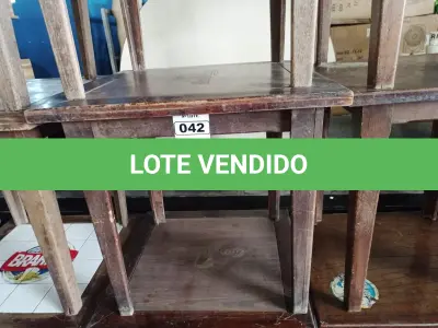 LOTE 042 - 04 MESAS DE MADEIRA MEDINDO 80CMX80CM. (NO ESTADO, NÃO SABEMOS SE FUNCIONA. LEILÃO NÃO TEM GARANTIA E NEM DEVOLUÇÃO).