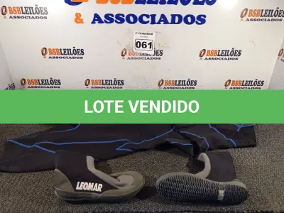 LOTE 061 - 01 ROUPA PARA MERGULHO TAMANHO G 01 SAPATO TAMANHO 39 LEOMAR (NO ESTADO, NÃO SABEMOS SE FUNCIONA. LEILÃO NÃO TEM GARANTIA E NEM DEVOLUÇÃO).