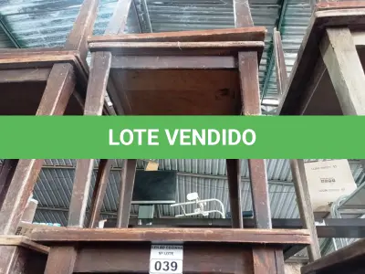 LOTE 039 - 04 MESAS DE MADEIRA MEDINDO 80CMX80CM. (NO ESTADO, NÃO SABEMOS SE FUNCIONA. LEILÃO NÃO TEM GARANTIA E NEM DEVOLUÇÃO).