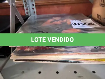 LOTE 024 - 01 LOTE COM DISCOS EM VINIL (NO ESTADO, NÃO SABEMOS SE FUNCIONA. LEILÃO NÃO TEM GARANTIA E NEM DEVOLUÇÃO).