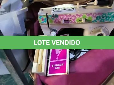 LOTE 013 - 01 MÁQUINA DE COSTURA SINGER COM MANUAL (NO ESTADO, NÃO SABEMOS SE FUNCIONA. LEILÃO NÃO TEM GARANTIA E NEM DEVOLUÇÃO).