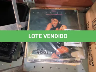 LOTE 024 - 01 LOTE COM DISCOS EM VINIL (NO ESTADO, NÃO SABEMOS SE FUNCIONA. LEILÃO NÃO TEM GARANTIA E NEM DEVOLUÇÃO).