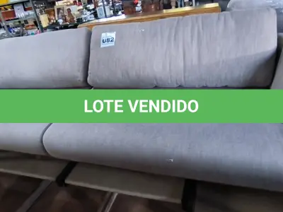LOTE 082 - 01 SOFÁ CINZA CLARO COM PÉS EM MADEIRA (NO ESTADO, NÃO SABEMOS SE FUNCIONA. LEILÃO NÃO TEM GARANTIA E NEM DEVOLUÇÃO).