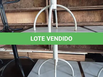 LOTE 045 - 03 MESAS COM TAMPO DE MADEIRAS E PÉS DE FERRO MEDINDO 90CMX90CM. (NO ESTADO, NÃO SABEMOS SE FUNCIONA. LEILÃO NÃO TEM GARANTIA E NEM DEVOLUÇÃO).