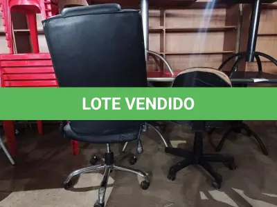 LOTE 084 - 02 CADEIRAS GIRATÓRIAS PARA ESCRITÓRIO, SENDO 01 PRESIDENTE COM AVARIAS. (NO ESTADO, NÃO SABEMOS SE FUNCIONA. LEILÃO NÃO TEM GARANTIA E NEM DEVOLUÇÃO).