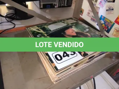 LOTE 043 - 01 LOTE COM DISCOS EM VINIL DIVERSOS (NO ESTADO, NÃO SABEMOS SE FUNCIONA. LEILÃO NÃO TEM GARANTIA E NEM DEVOLUÇÃO).